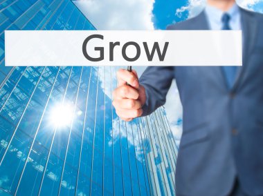 Ücretsiz teklif - dokunmatik ekran butonuna işadamı el basarak