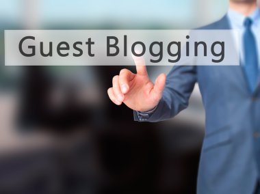 Ücretsiz teklif - dokunmatik ekran butonuna işadamı el basarak