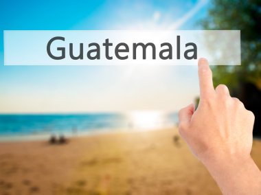 Ücretsiz teklif - dokunmatik ekran butonuna işadamı el basarak