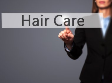 Ücretsiz teklif - dokunmatik ekran butonuna işadamı el basarak