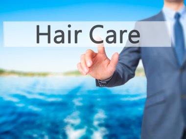 Ücretsiz teklif - dokunmatik ekran butonuna işadamı el basarak