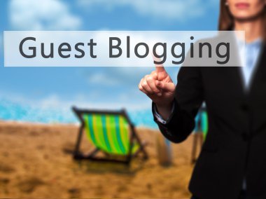 Ücretsiz teklif - dokunmatik ekran butonuna işadamı el basarak