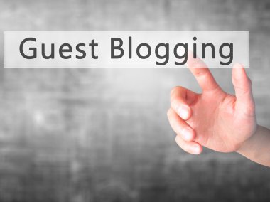 Ücretsiz teklif - dokunmatik ekran butonuna işadamı el basarak