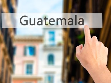 Ücretsiz teklif - dokunmatik ekran butonuna işadamı el basarak