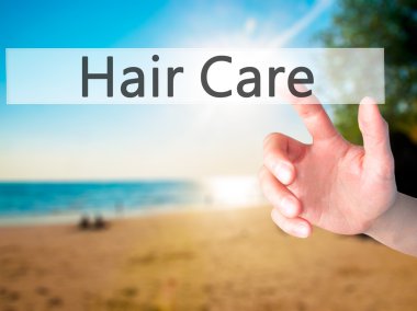 Ücretsiz teklif - dokunmatik ekran butonuna işadamı el basarak