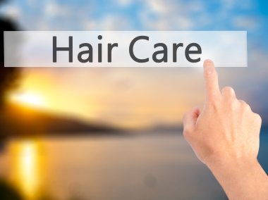 Ücretsiz teklif - dokunmatik ekran butonuna işadamı el basarak