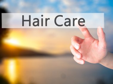 Ücretsiz teklif - dokunmatik ekran butonuna işadamı el basarak