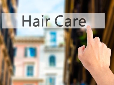 Ücretsiz teklif - dokunmatik ekran butonuna işadamı el basarak