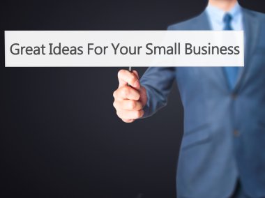 Ücretsiz teklif - dokunmatik ekran butonuna işadamı el basarak