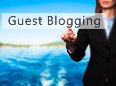 Ücretsiz teklif - dokunmatik ekran butonuna işadamı el basarak