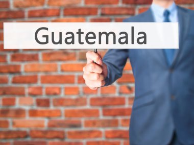 Ücretsiz teklif - dokunmatik ekran butonuna işadamı el basarak