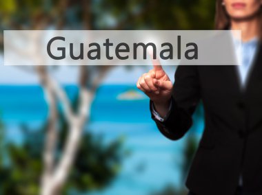 Ücretsiz teklif - dokunmatik ekran butonuna işadamı el basarak