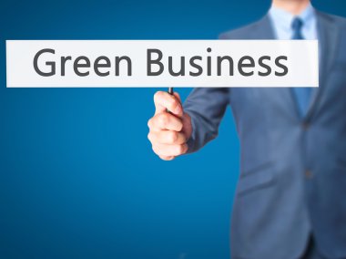 Ücretsiz teklif - dokunmatik ekran butonuna işadamı el basarak