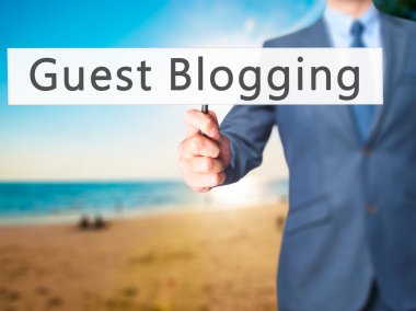 Ücretsiz teklif - dokunmatik ekran butonuna işadamı el basarak