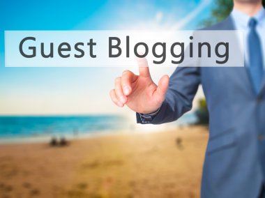 Ücretsiz teklif - dokunmatik ekran butonuna işadamı el basarak