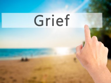 Ücretsiz teklif - dokunmatik ekran butonuna işadamı el basarak