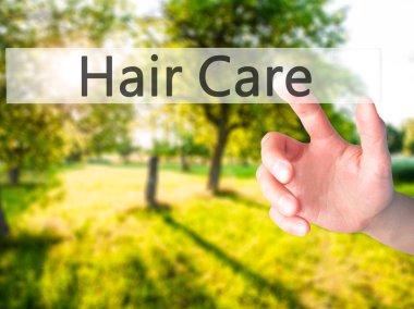 Ücretsiz teklif - dokunmatik ekran butonuna işadamı el basarak