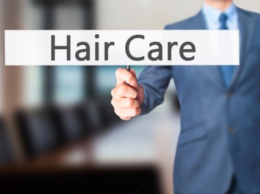 Ücretsiz teklif - dokunmatik ekran butonuna işadamı el basarak