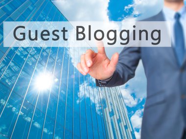 Ücretsiz teklif - dokunmatik ekran butonuna işadamı el basarak