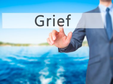 Ücretsiz teklif - dokunmatik ekran butonuna işadamı el basarak