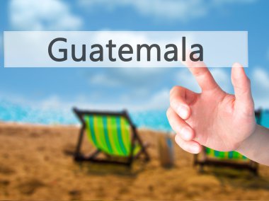 Ücretsiz teklif - dokunmatik ekran butonuna işadamı el basarak