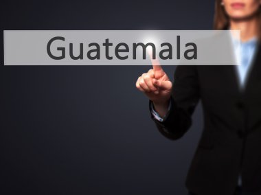 Ücretsiz teklif - dokunmatik ekran butonuna işadamı el basarak