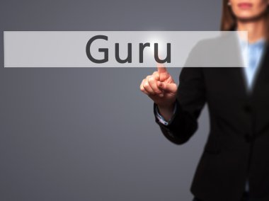 Ücretsiz teklif - dokunmatik ekran butonuna işadamı el basarak