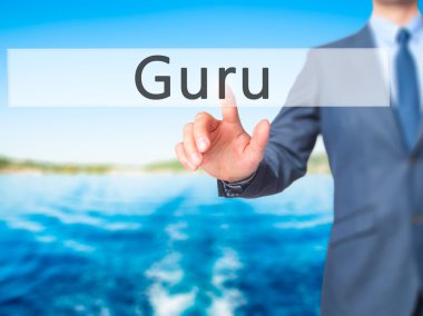 Ücretsiz teklif - dokunmatik ekran butonuna işadamı el basarak