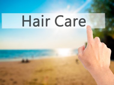 Ücretsiz teklif - dokunmatik ekran butonuna işadamı el basarak