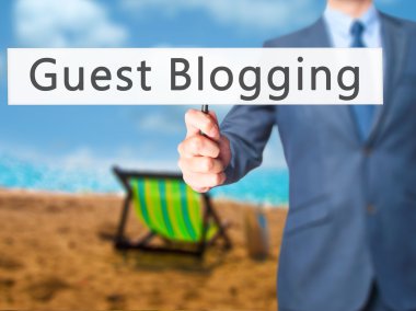 Ücretsiz teklif - dokunmatik ekran butonuna işadamı el basarak