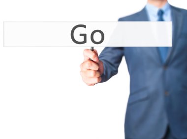 Ücretsiz teklif - dokunmatik ekran butonuna işadamı el basarak