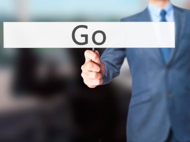 Ücretsiz teklif - dokunmatik ekran butonuna işadamı el basarak