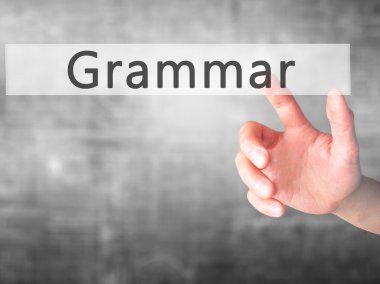 Ücretsiz teklif - dokunmatik ekran butonuna işadamı el basarak