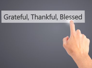 Ücretsiz teklif - dokunmatik ekran butonuna işadamı el basarak