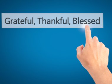 Ücretsiz teklif - dokunmatik ekran butonuna işadamı el basarak