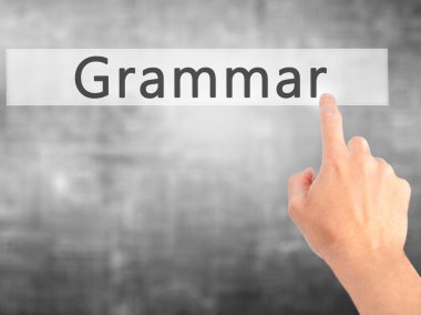 Ücretsiz teklif - dokunmatik ekran butonuna işadamı el basarak