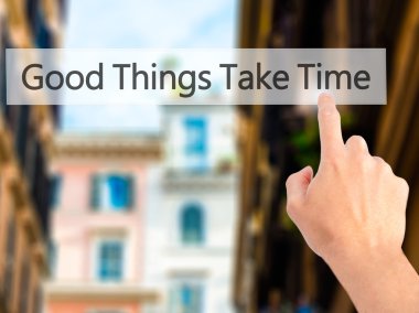 Ücretsiz teklif - dokunmatik ekran butonuna işadamı el basarak