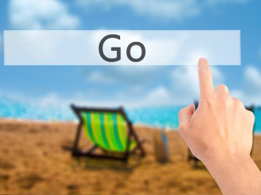 Ücretsiz teklif - dokunmatik ekran butonuna işadamı el basarak