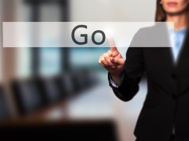 Ücretsiz teklif - dokunmatik ekran butonuna işadamı el basarak