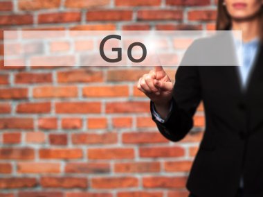 Ücretsiz teklif - dokunmatik ekran butonuna işadamı el basarak