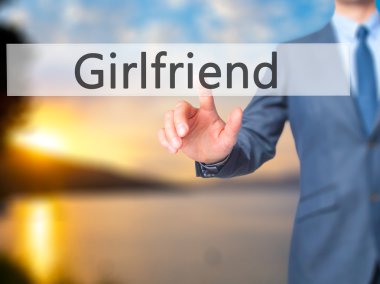 Ücretsiz teklif - dokunmatik ekran butonuna işadamı el basarak