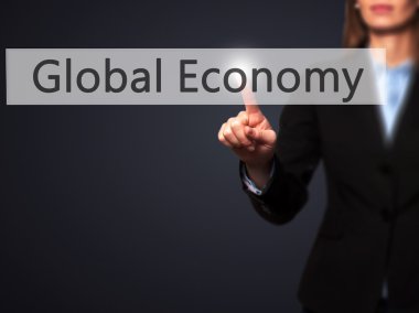 Ücretsiz teklif - dokunmatik ekran butonuna işadamı el basarak