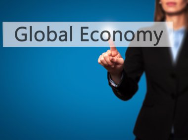 Ücretsiz teklif - dokunmatik ekran butonuna işadamı el basarak