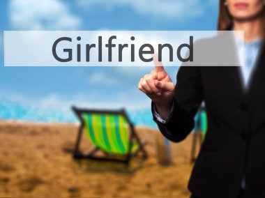 Ücretsiz teklif - dokunmatik ekran butonuna işadamı el basarak