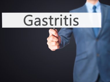 Ücretsiz teklif - dokunmatik ekran butonuna işadamı el basarak