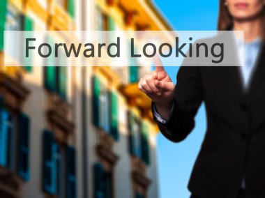 Ücretsiz teklif - dokunmatik ekran butonuna işadamı el basarak