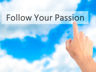 İş yaratma - dokunmatik ekran butonuna işadamı el basarak