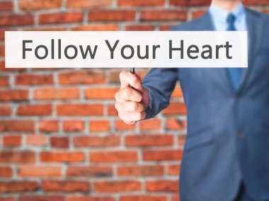 İş yaratma - dokunmatik ekran butonuna işadamı el basarak