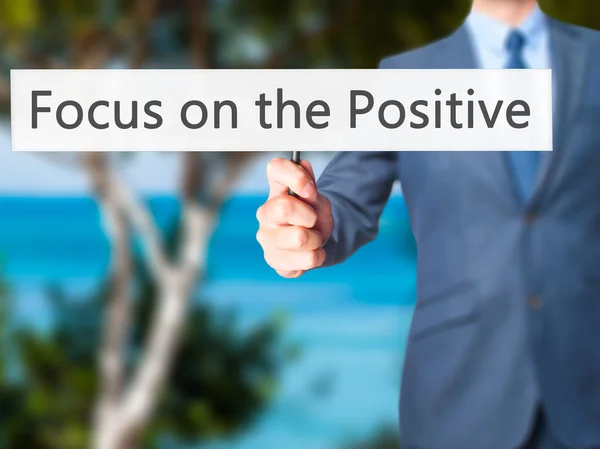 Fokus på den positiva affärsmannen hand Holding Sign — Stockfoto
