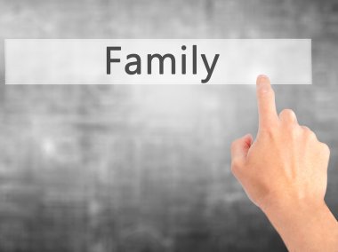 Aile - arka plan bulanık kavramı üzerinde bir düğmeye basarak el
